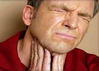 imagen de persona con dolor de garganta